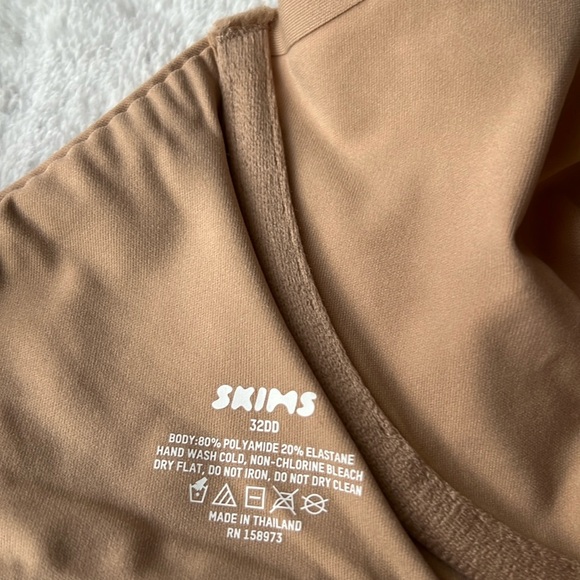 SKIMS Fits Everybody Unlined Stretch-Woven Bra - Picture 12 of 13